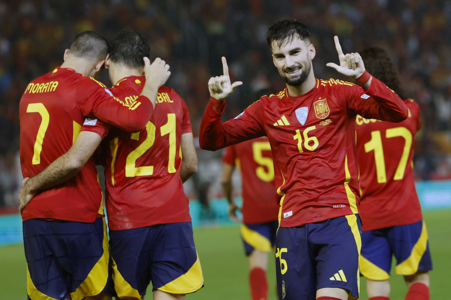 España exhibe buen fútbol ante los inconvenientes (3-0)