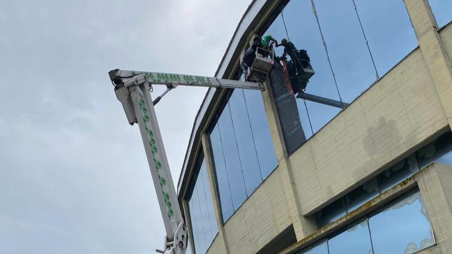 Retiran el escudo del Básquet Coruña del Palacio de los Deportes de Riazor