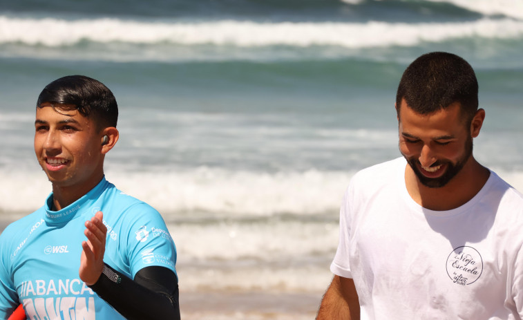 Dos hermanos coruñeses contra la élite española del surf en El Matadero