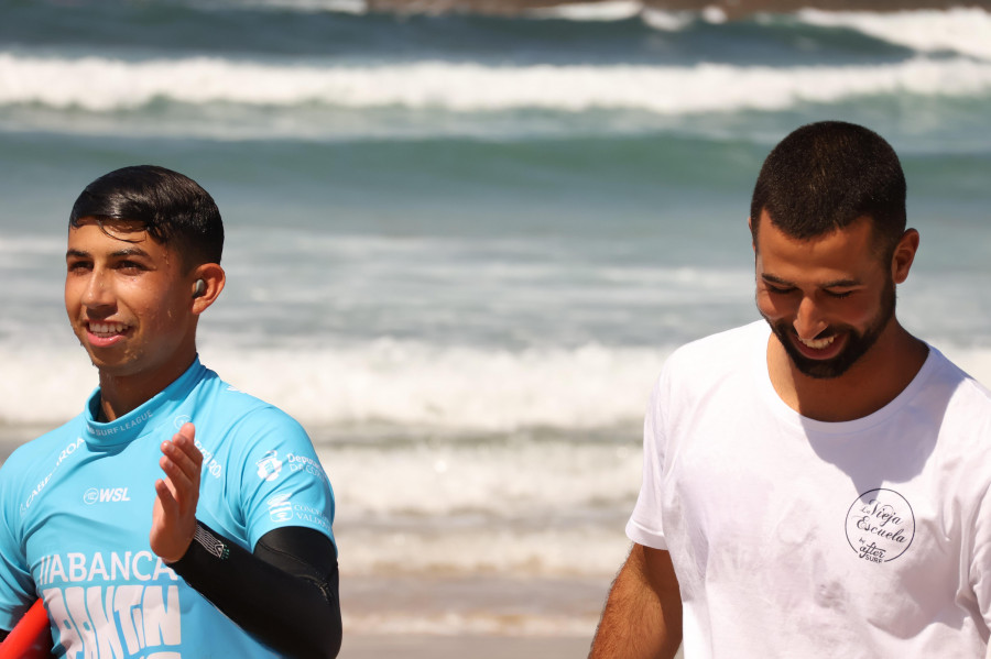 Dos hermanos coruñeses contra la élite española del surf en El Matadero