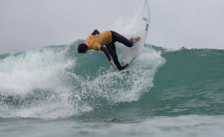 Manu Fernández defiende el orgullo coruñés en el Campeonato de España de surf