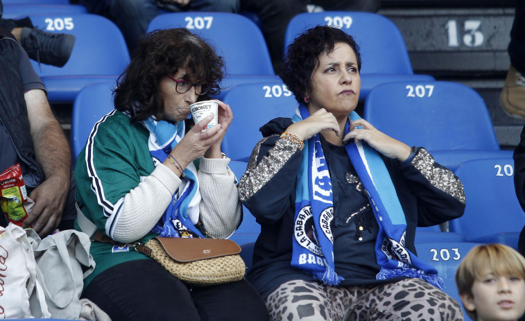 Botes de la afición  del Racing y rebote herculino en Riazor