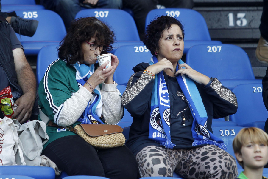 Botes de la afición  del Racing y rebote herculino en Riazor