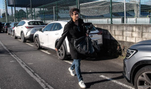 Idiakez se despide de Abegondo con sus pertenencias en una bolsa de basura