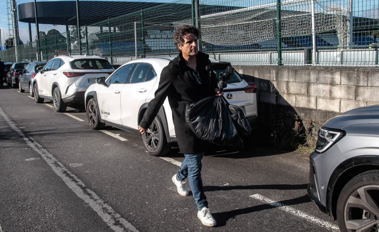 Idiakez se despide de Abegondo con sus pertenencias en una bolsa de basura