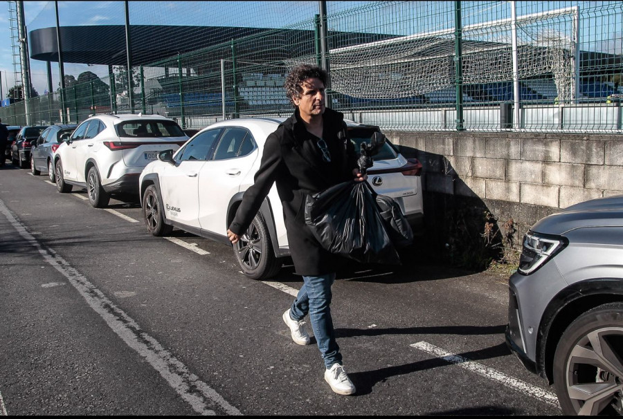 Idiakez se despide de Abegondo con sus pertenencias en una bolsa de basura