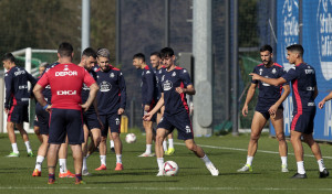 Charlie Patiño, entre los jugadores a los que Gilsanz entrega el peto