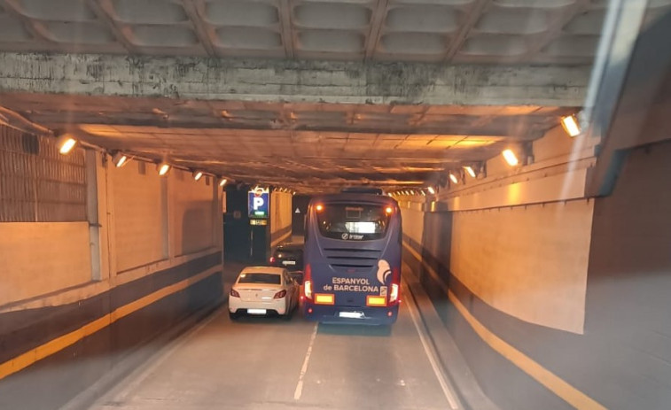 El autobús del RCD Espanyol se queda atascado en el túnel de la Plaza de Pontevedra