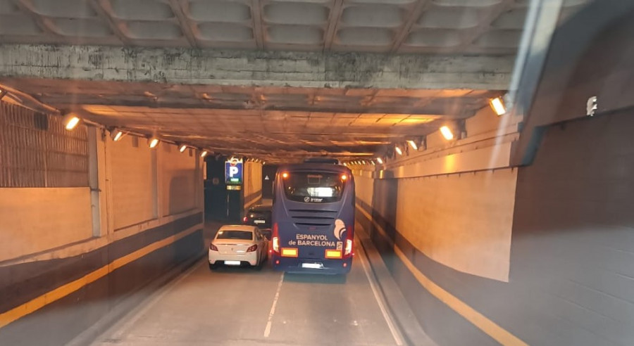 El autobús del RCD Espanyol se queda atascado en el túnel de la Plaza de Pontevedra