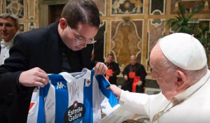 El Papa Francisco recibe la camiseta del Dépor