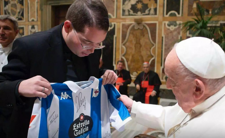 El Papa Francisco recibe la camiseta del Dépor