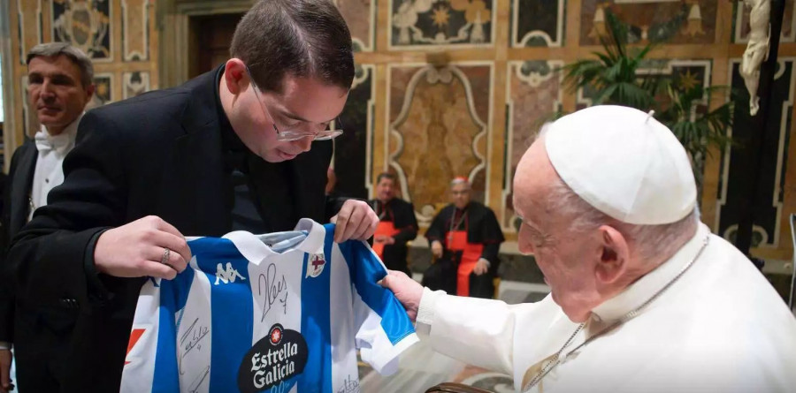 El Papa Francisco recibe la camiseta del Dépor