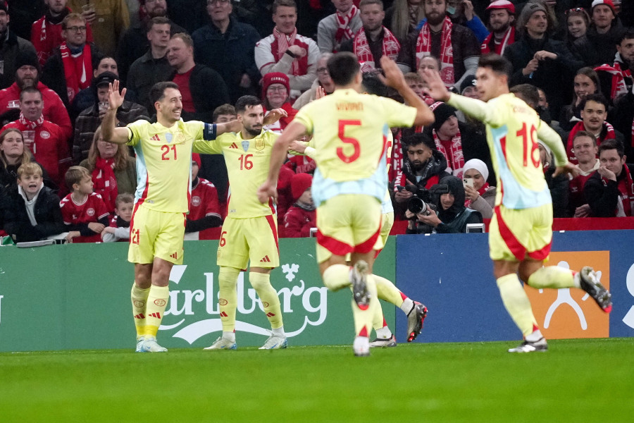 España amarra el primer puesto con un triunfo plácido en Copenhague (1-2)