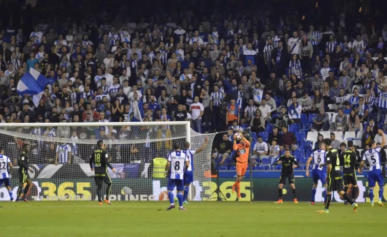 Identificado un estafador que vendía entradas falsas para el partido Dépor-Sporting de Gijón