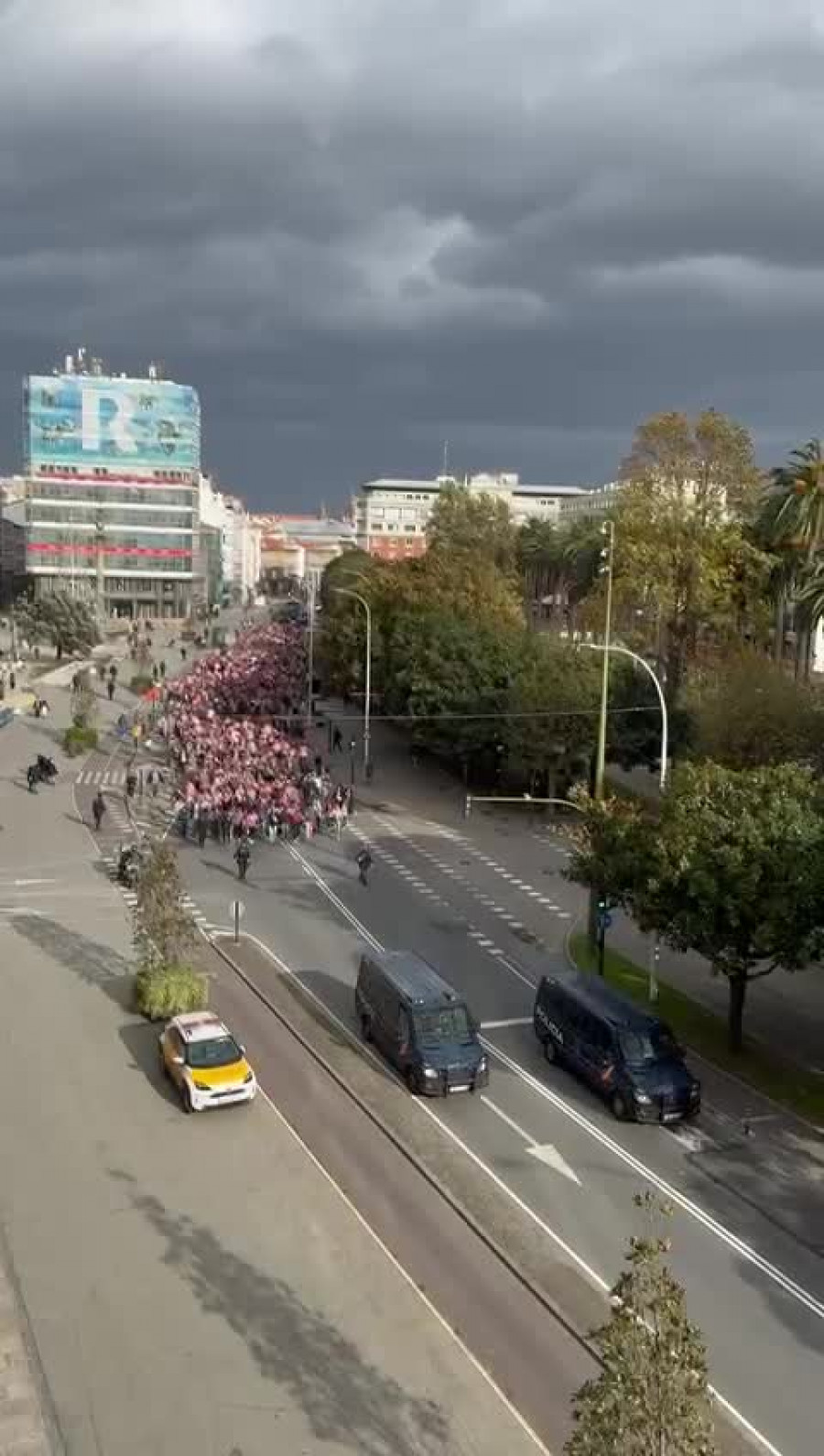 La Mareona avanza hacia Riazor por los Cantones