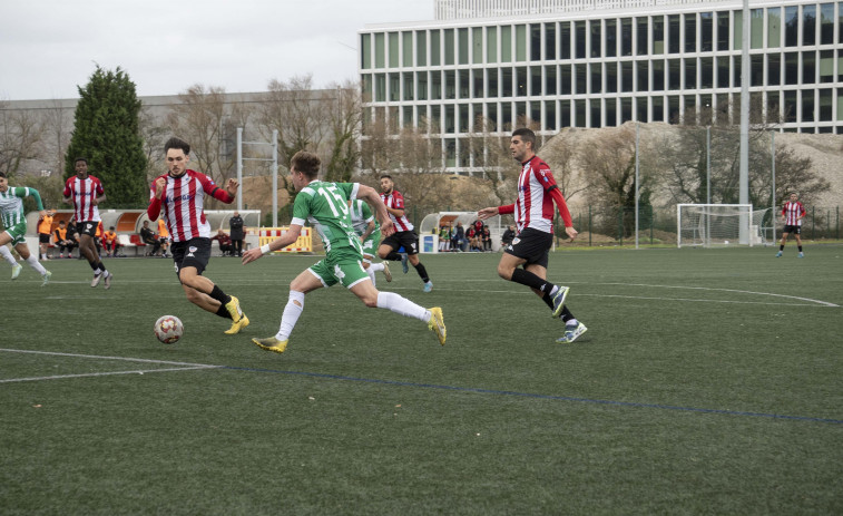 Un nuevo penalti fallado en el último minuto evita la victoria del Arteixo ante el Somozas