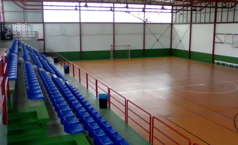 Comienza la renovación del pavimento del polideportivo municipal de Cocheras