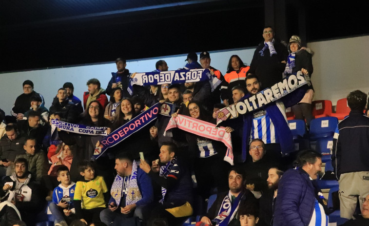 Hinchas rezagados por las colas en la entrada en O Couto