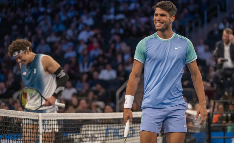 Alcaraz se impone a Shelton en una divertida exhibición en el Madison Square Garden