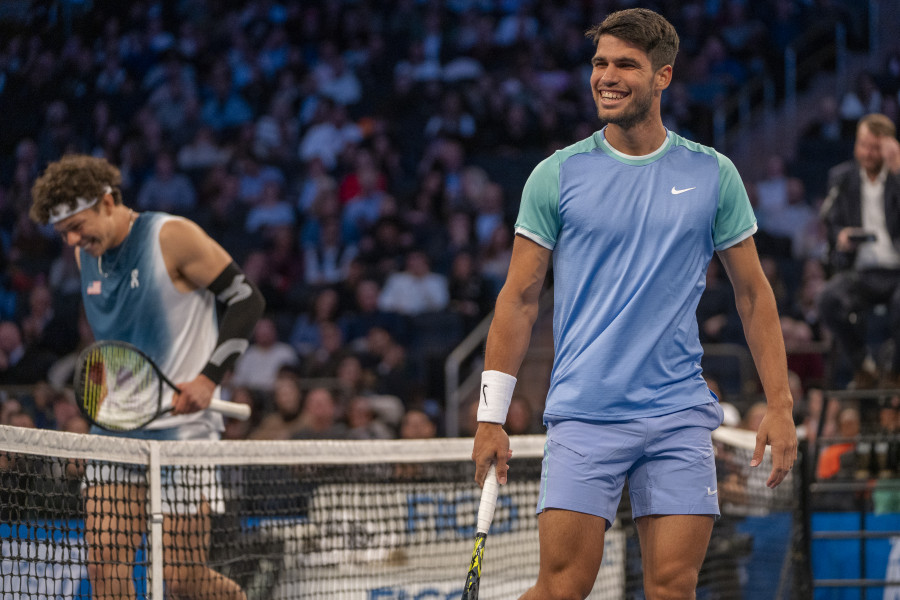 Alcaraz se impone a Shelton en una divertida exhibición en el Madison Square Garden