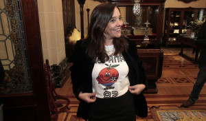 Inés Rey luce la camiseta de Naranjito para celebrar que A Coruña es bimundialista