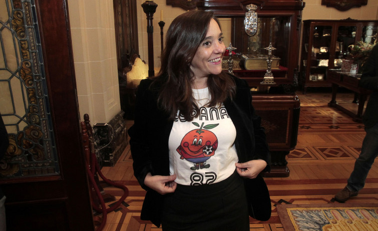 Inés Rey luce la camiseta de Naranjito para celebrar que A Coruña es bimundialista