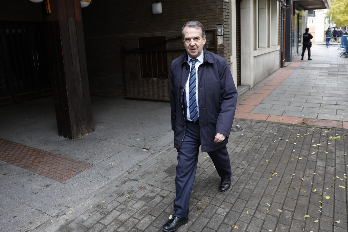 MADRID (ESPAÑA), 02/12/2024.- El alcalde Vigo, Abel Caballero a su llegada a la sede del partido en la calle Ferraz, en Madrid este lunes donde se reúne la nueva Ejecutiva del partido tras el Congre