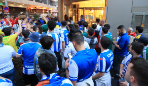 Los jugadores del Dépor cantan con la afición tras la suspensión del Tenerife-Dépor