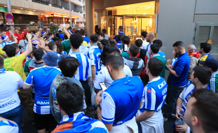 Los jugadores del Dépor cantan con la afición tras la suspensión del Tenerife-Dépor