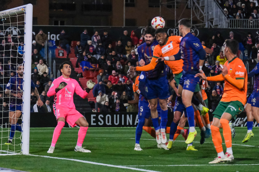 El Valencia hace valer su pegada para pasar de ronda en Elda (0-2)