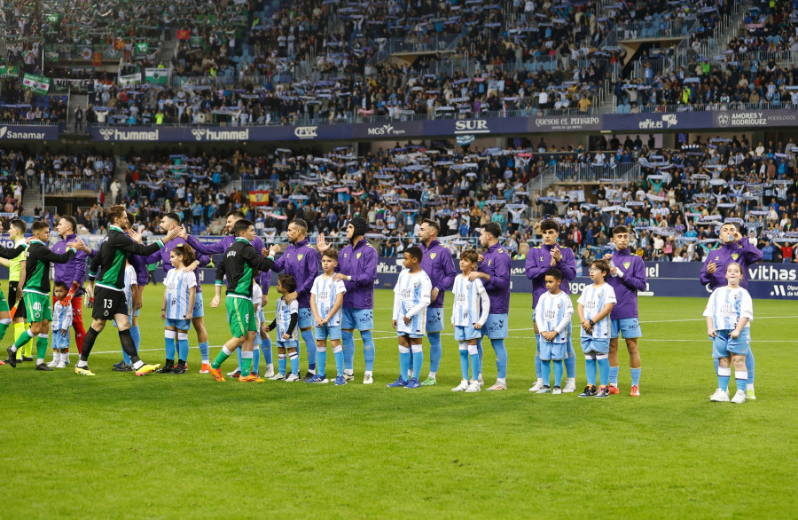 Un lleno en La Rosaleda ante la violencia ultra