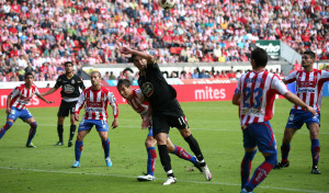 El árbitro del penalti en Gijón que mandó al Dépor a Segunda pide perdón