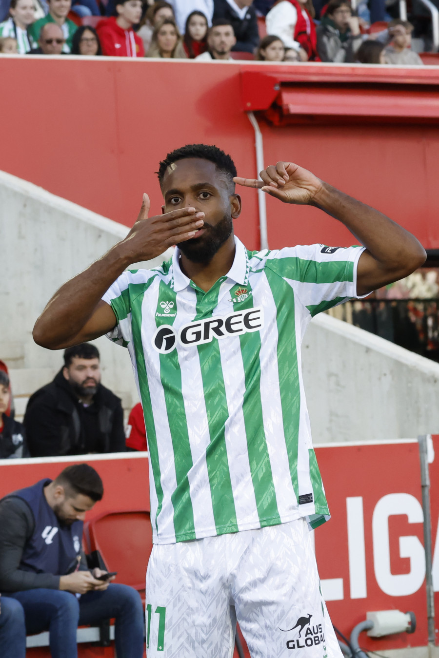 Bakambu sella en la prolongación la resurrección del Betis en Mallorca (0-1)