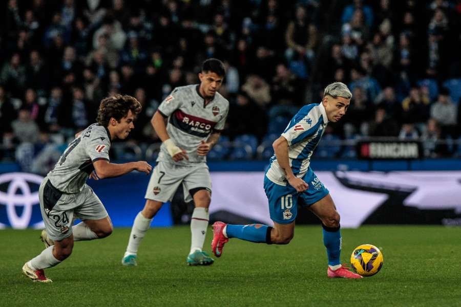 El Deportivo se pega un tiro en el pie ante el Levante (1-2)