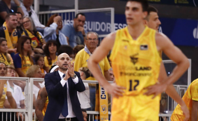 Albert Oliver: “El Leyma Coruña juega muy bien al baloncesto dentro de su estilo”