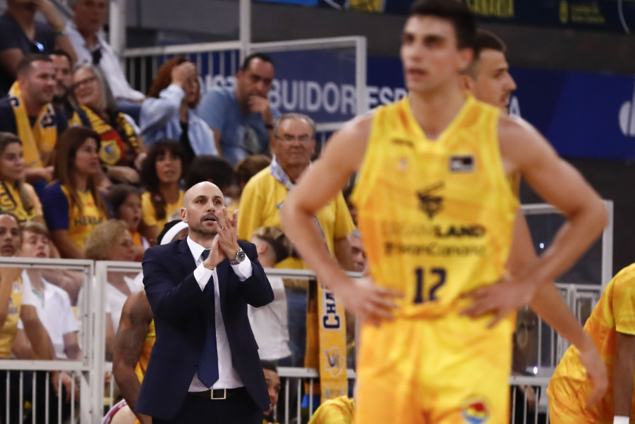 Albert Oliver: “El Leyma Coruña juega muy bien al baloncesto dentro de su estilo”