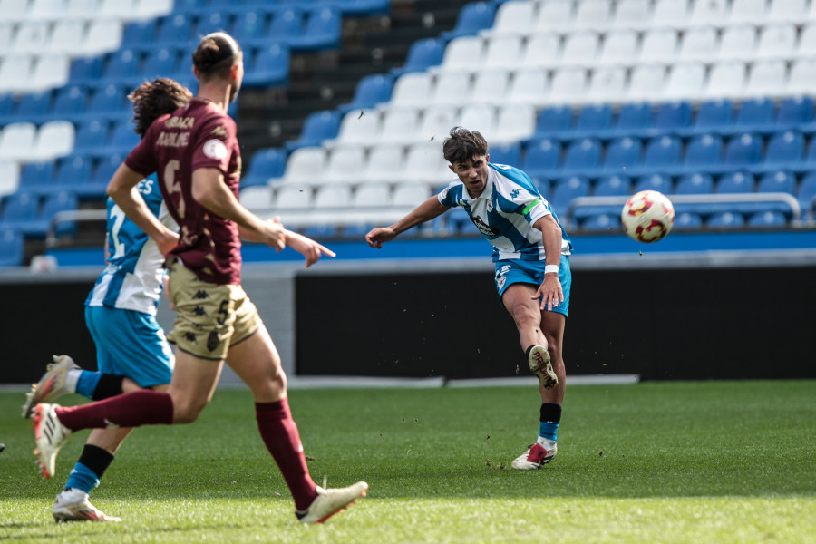 El Fabril vuela en Riazor y aniquila al Pontevedra (3-0)