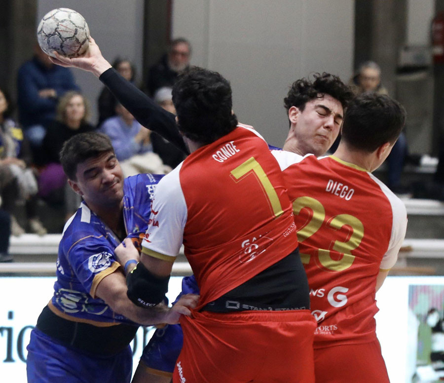 El OAR Coruña asalta el fortín  del Teucro y supera la racha del Barça (25-29)