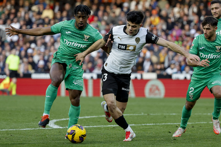 El Valencia domina al Leganés y se sitúa a un punto de la salvación