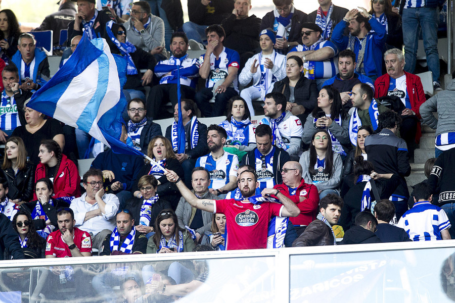 Avalancha blanquiazul para el Carlos Tartiere