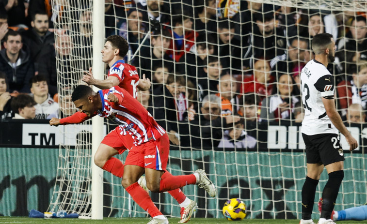 El Atlético de Madrid  noquea al Valencia en la primera parte del partido  (0-3)