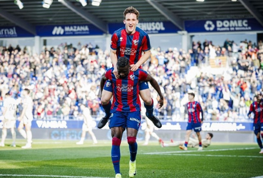 El Huesca alcanza el liderato y agrava la situación del Racing Ferrol (3-1)