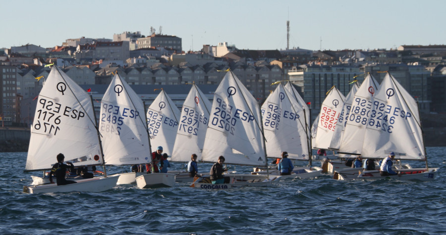 Alonso y Chamorro, primeros líderes del Gallego de Optimist